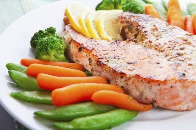 Fish steak with vegetables for protein diet